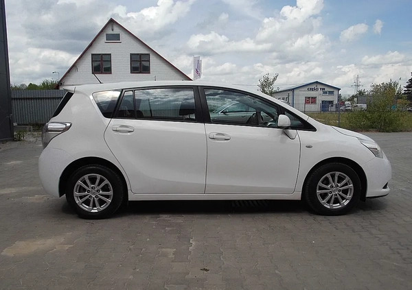 Toyota Verso cena 28900 przebieg: 235000, rok produkcji 2011 z Karczew małe 436